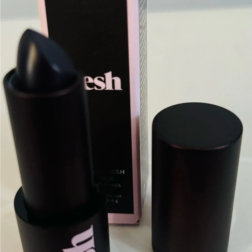 Strong Lipstick - Picture 4 of 7